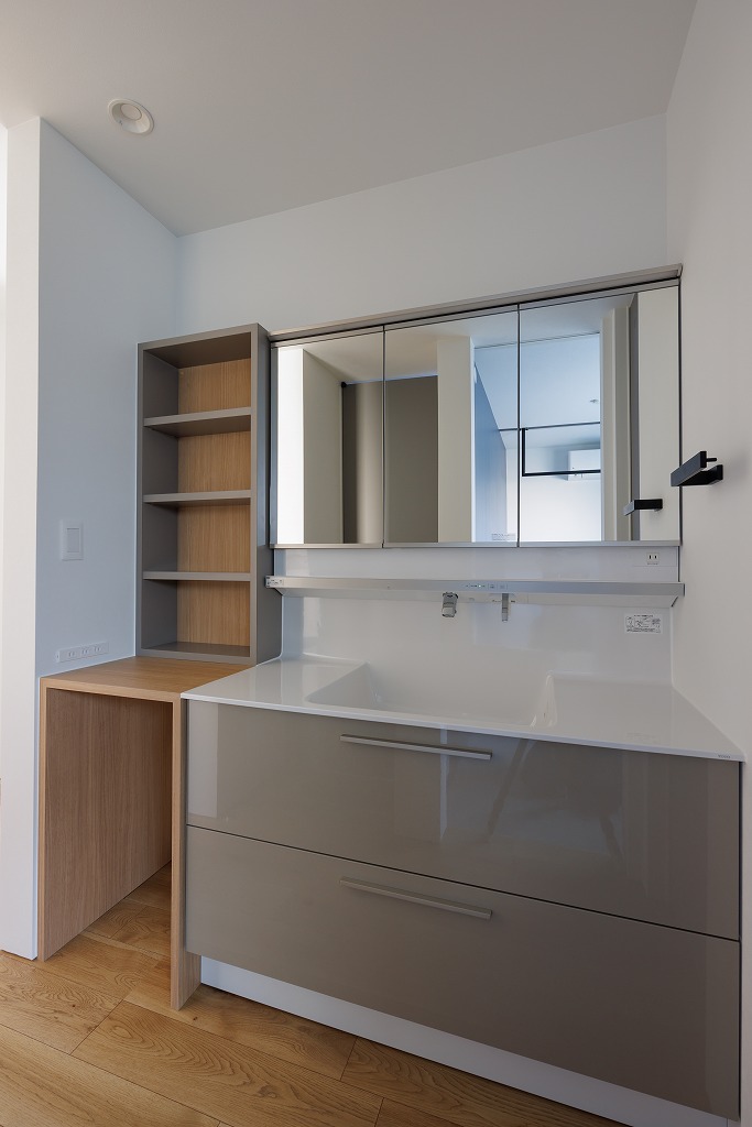 造作収納があるグレージュの洗面空間